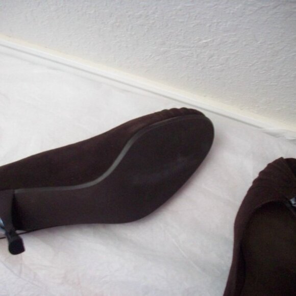 Stuart Weitzman Suede D. Brown Open Toe Shoe 8 - Picture 4 of 6